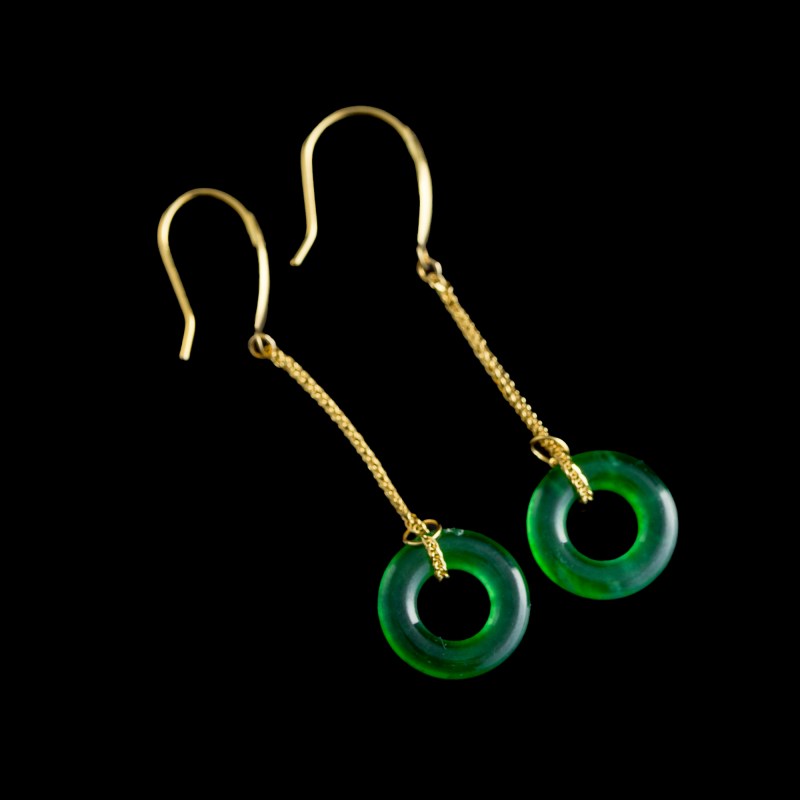 民國或更晚 翡翠耳環一對及鑲翡翠戒指 | A pair of Chinese jadeite earrings and a jadeite-set ring, Republic period or later - 图10
