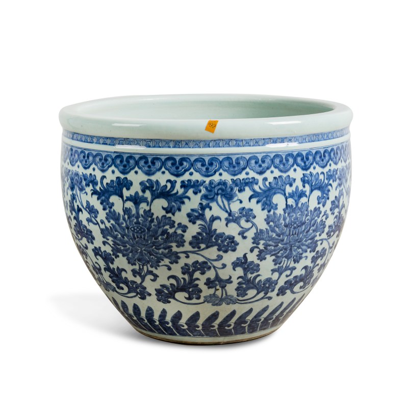 清乾隆 青花纏枝蓮大缸 | A large Chinese blue and white 'lotus scrolls' jar, Qianlong period, Qing dynasty - 图3