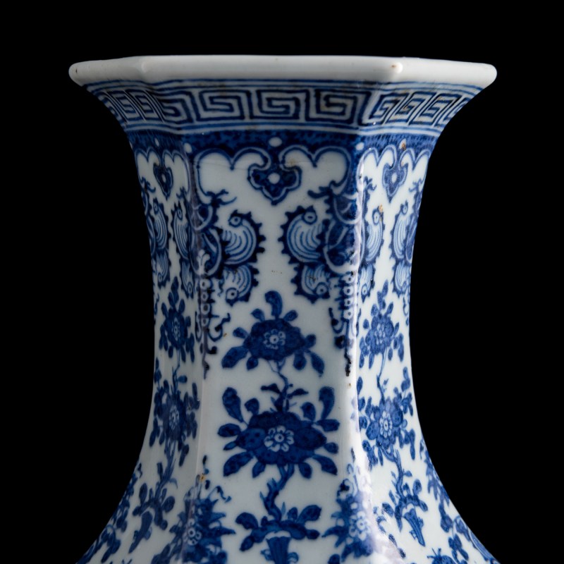 十九世紀 青花折枝花卉六方瓶 | A Chinese blue and white hexagonal floral vase, 19th century - 图8