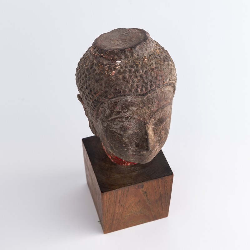 唐代或更早 石雕佛頭（附座） | A Chinese carved stone Buddha head, Tang dynasty or earlier - 图6