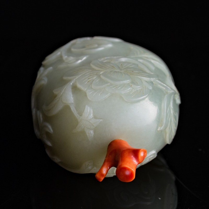 清代 白玉雕花卉瓜形鼻烟壺 | A Chinese white jade melon-form floral snuff bottle, Qing dynasty - 图4