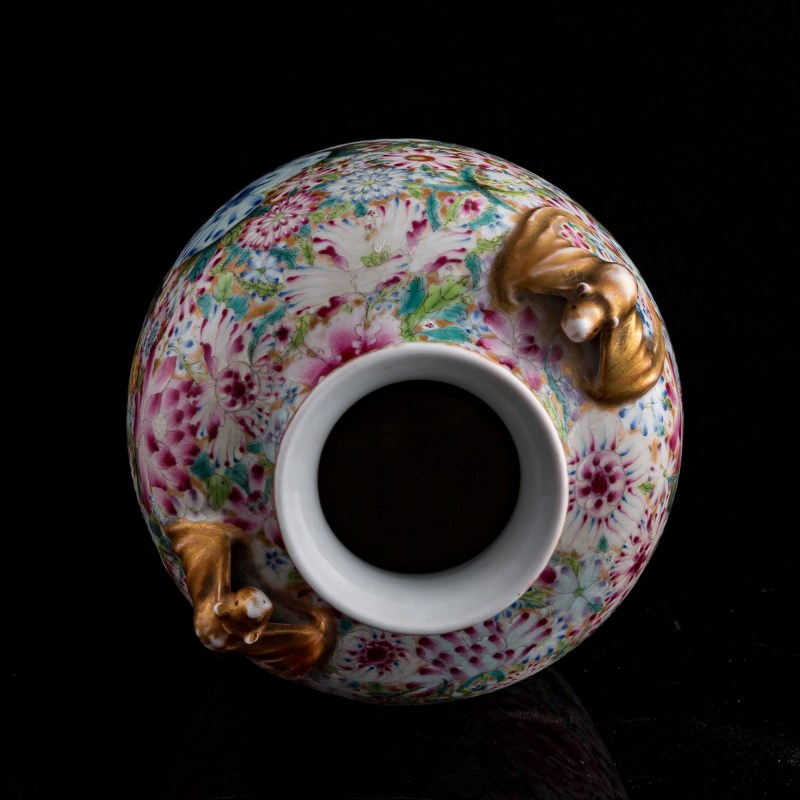 民國 粉彩萬花蝙蝠耳瓶（附木座） | A Chinese famille rose 'millefleurs' vase with bat-form handles, Republic period - 图6