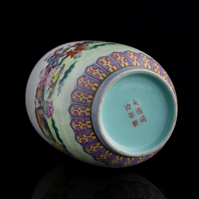 清同治 胭脂紅地粉彩嬰戲圖燈籠瓶 | A Chinese famille rose and ruby red lantern vase, Tongzhi period, Qing dynasty - 图7