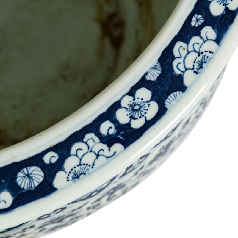 十九世紀早 青花纏枝蓮缸 | A Chinese blue and white 'lotus scrolls' jar, early 19th century - 图2