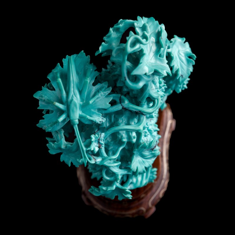 1960-1970年代 綠松石雕花卉蓋瓶（附木座） | A Chinese carved turquoise 'floral' and 'grasshopper' covered vase, 1960s-1970s - 图6