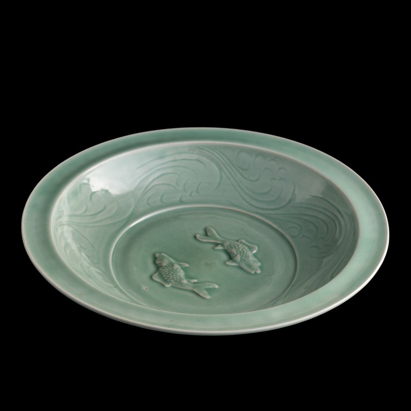 龍泉窑青釉雙魚折沿大盤 | A Chinese Longquan celadon 'twin fish' charger with everted rim - 图2