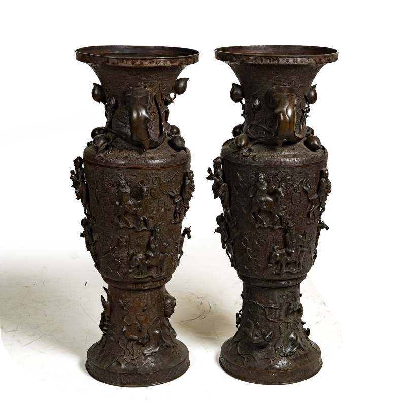 十八世紀 銅群仙祝壽圖像耳大瓶一對 | A pair of Chinese bronze 'immortals' elephant-head-handled vases, 18th century - 图2