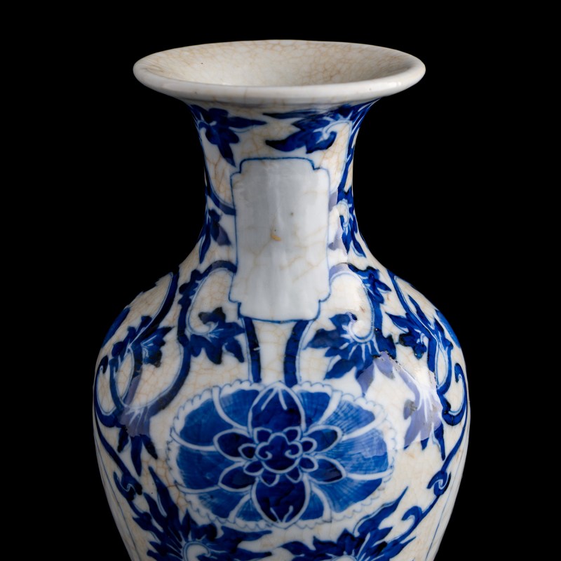 十九世紀 青花纏枝花卉觀音瓶 | A Chinese blue and white floral Guanyin vase, 19th century - 图7