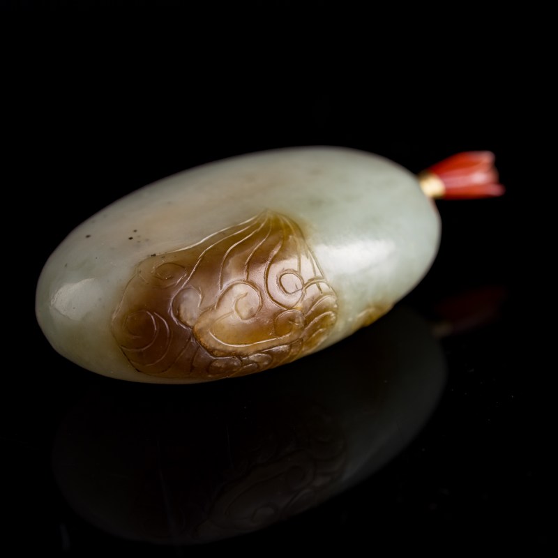 十九世紀早 糖玉巧雕鼻烟壺 | A Chinese brown jade snuff bottle, early 19th century - 图3