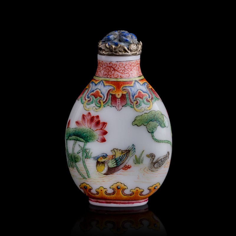 清乾隆 料胎畫珐琅荷塘鴛鴦圖鼻烟壺（附盒） | A Chinese enameled glass 'lotus pond and Mandarin duck' snuff bottle, Qianlong period, Qing dynasty