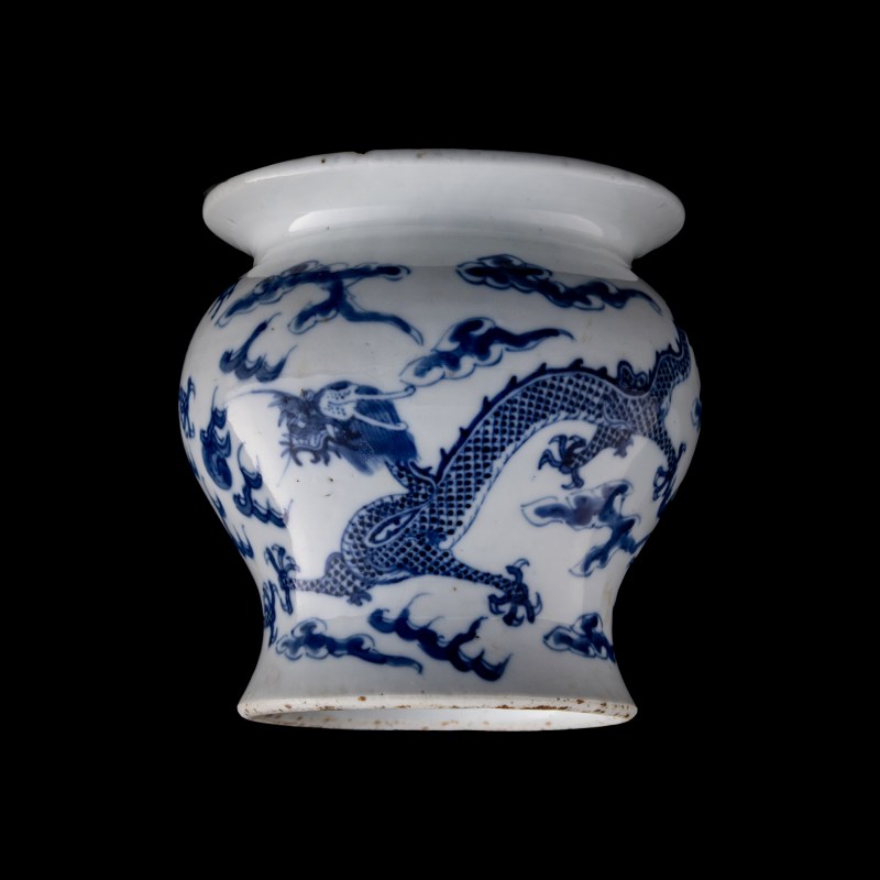 十九世紀 青花龍紋幾座 | A Chinese blue and white 'dragon' base, 19th century - 图1