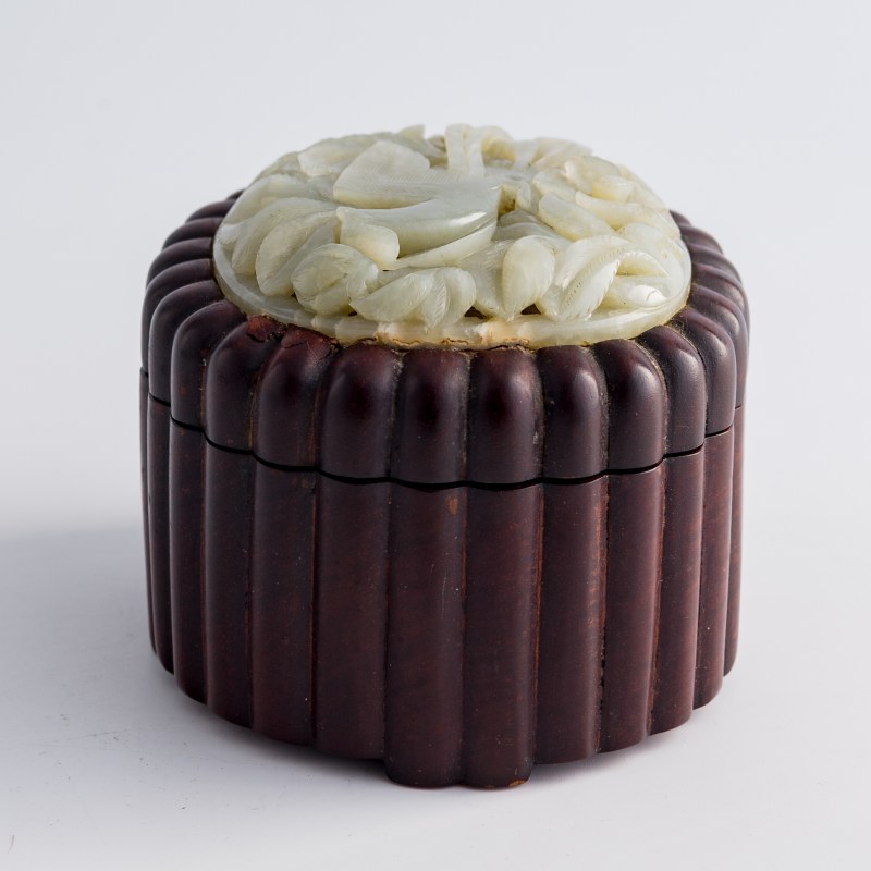 硬木鑲明代玉瓦頭蓋盒 | A Chinese hardwood box mounted with a Ming dynasty jade plaque - 图3