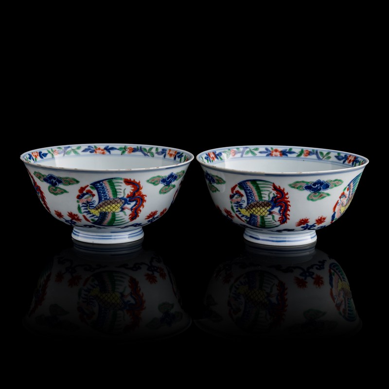 清康熙 瑞麓山房款青花五彩團鳳紋碗一對（附原配木盒） | A pair of Chinese blue and wucai 'phoenix' bowls, Kangxi period, Qing dynasty