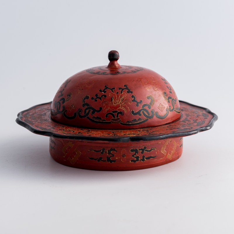 清乾隆 朱漆地彩繪渣鬥 | A Chinese polychrome-painted red lacquer zhadou, Qianlong period, Qing dynasty - 图4