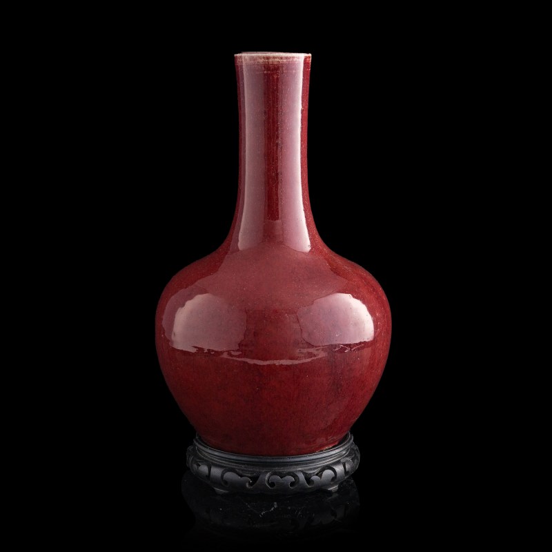 十九世紀早 紅釉天球瓶（附木座） | A Chinese red-glazed tianqiuping vase, early 19th century - 图1
