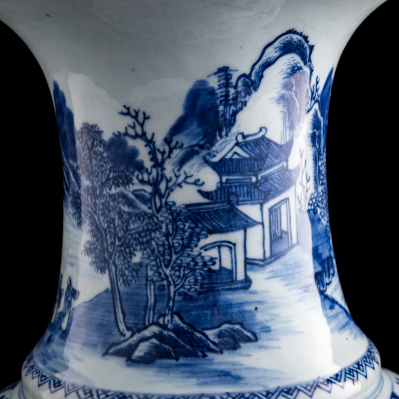 十八世紀 青花山水盤口瓶 | A Chinese blue and white landscape dish-mouthed vase, 18th century - 图8