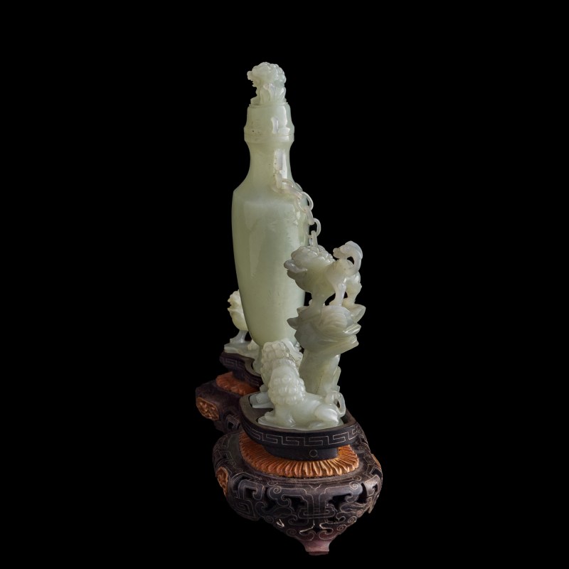 十九世紀 白玉雕五獅鏈條蓋瓶（附硬木座及錦盒） | A Chinese white jade 'five lions' lidded vase with loose chain, 19th century - 图2