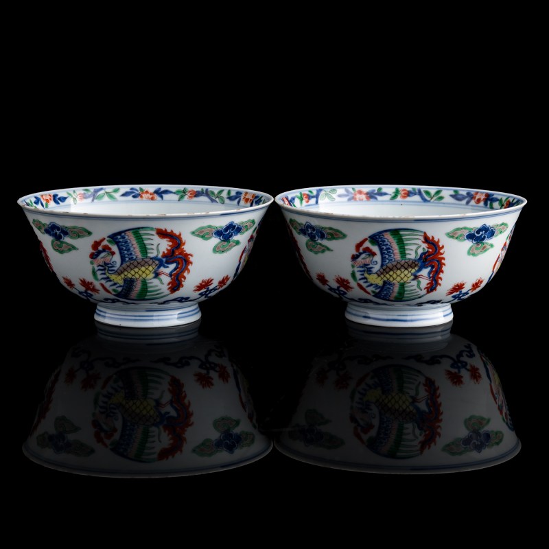 清康熙 瑞麓山房款青花五彩團鳳紋碗一對（附原配木盒） | A pair of Chinese blue and wucai 'phoenix' bowls, Kangxi period, Qing dynasty - 图2