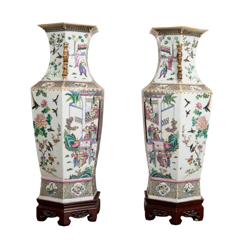 清同治 粉彩花鳥人物六方大瓶一對（附木座） | A pair of large Chinese famille rose hexagonal vases, Tongzhi period, Qing dynasty - 图16
