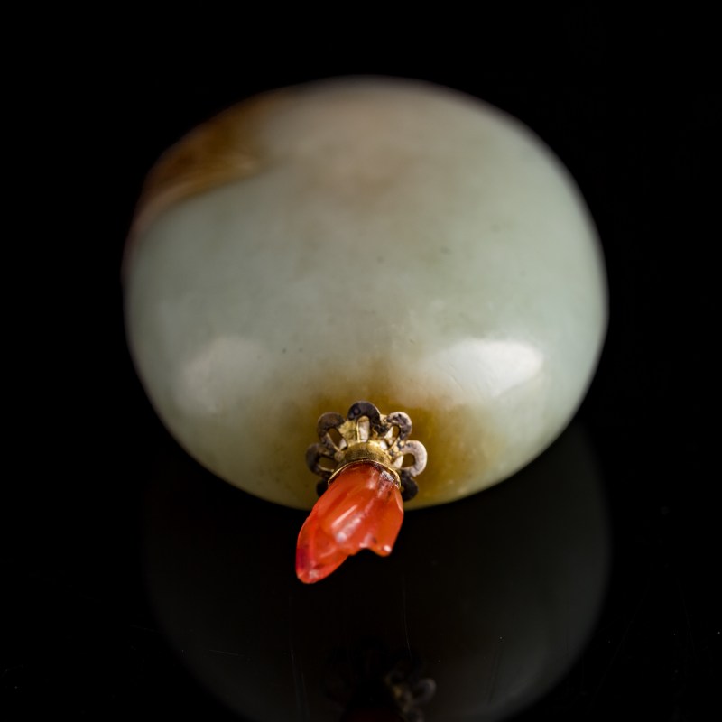 十九世紀早 糖玉巧雕鼻烟壺 | A Chinese brown jade snuff bottle, early 19th century - 图4