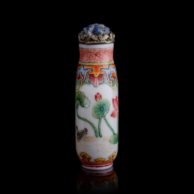 清乾隆 料胎畫珐琅荷塘鴛鴦圖鼻烟壺（附盒） | A Chinese enameled glass 'lotus pond and Mandarin duck' snuff bottle, Qianlong period, Qing dynasty - 图2