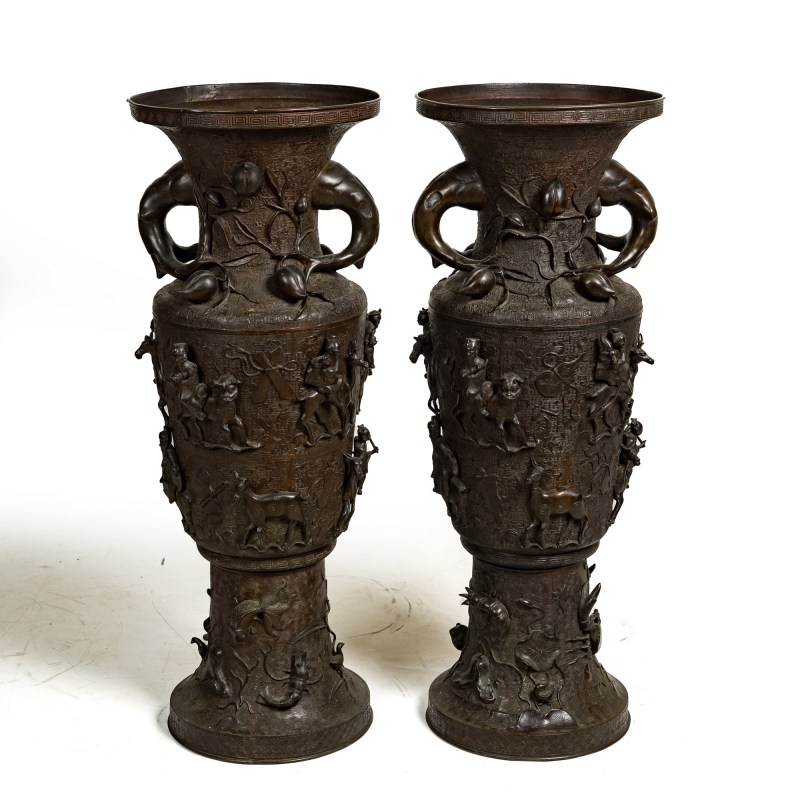 十八世紀 銅群仙祝壽圖像耳大瓶一對 | A pair of Chinese bronze 'immortals' elephant-head-handled vases, 18th century - 图3