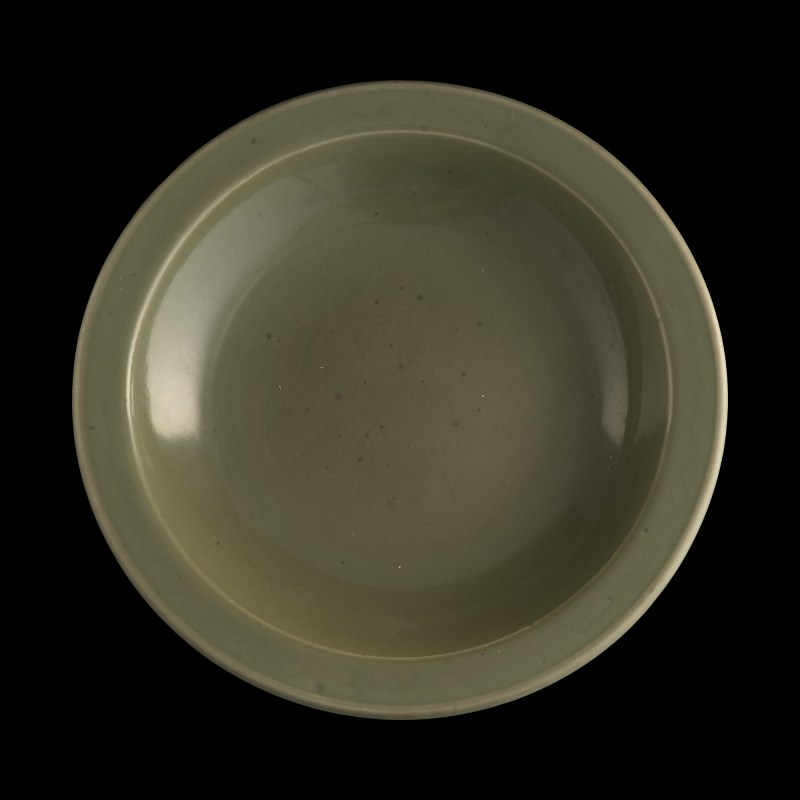 明代 龍泉刻花折沿大盤（附盒） | A Chinese carved Longquan celadon charger with everted rim, Ming dynasty