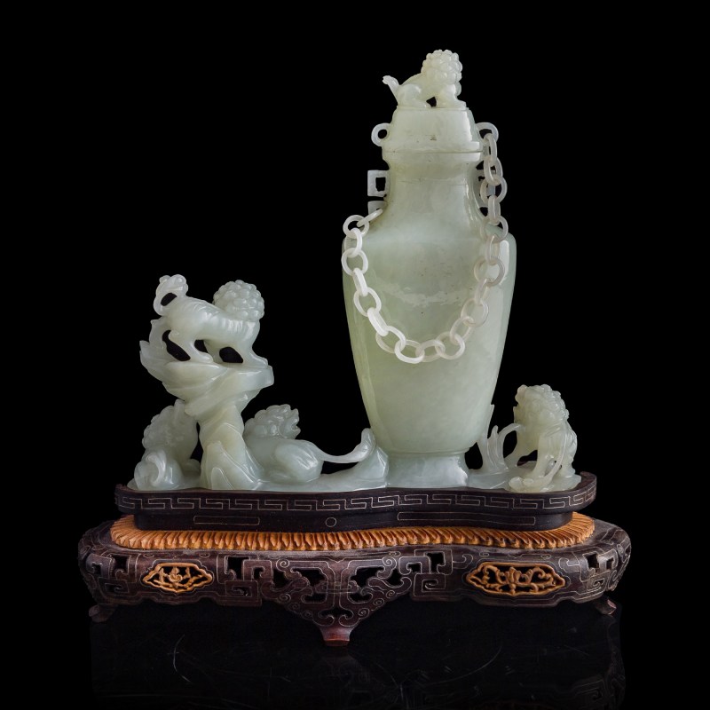 十九世紀 白玉雕五獅鏈條蓋瓶（附硬木座及錦盒） | A Chinese white jade 'five lions' lidded vase with loose chain, 19th century - 图3