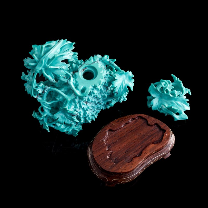 1960-1970年代 綠松石雕花卉蓋瓶（附木座） | A Chinese carved turquoise 'floral' and 'grasshopper' covered vase, 1960s-1970s - 图7