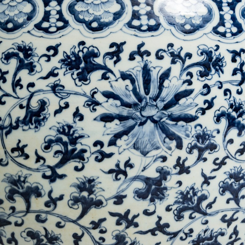 十九世紀早 青花纏枝蓮缸 | A Chinese blue and white 'lotus scrolls' jar, early 19th century - 图3