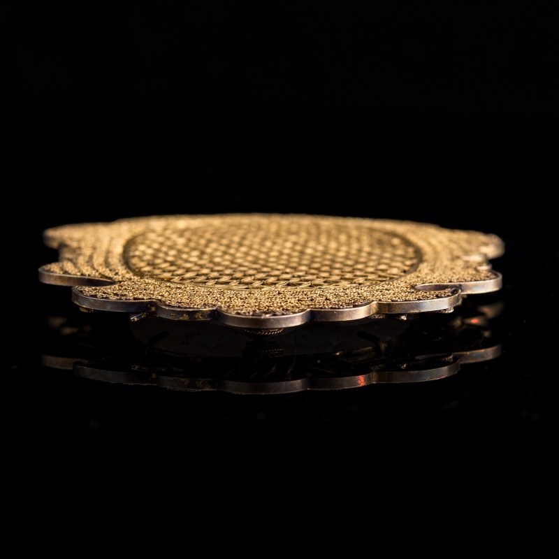 銀鎏金累絲鑲明代白玉鏤雕瓦頭 | A Chinese gilt-silver filigree-mounted white jade plaque, Ming dynasty (jade) - 图4