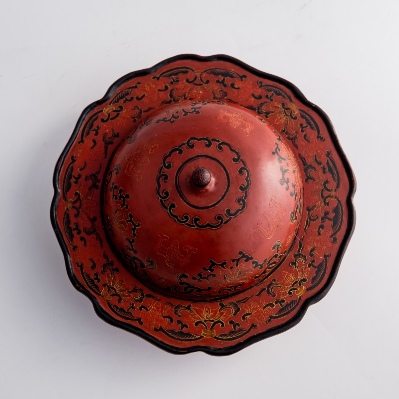 清乾隆 朱漆地彩繪渣鬥 | A Chinese polychrome-painted red lacquer zhadou, Qianlong period, Qing dynasty - 图5