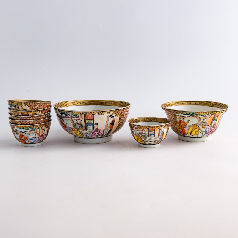 十九世紀早 外銷錦地描金開窗粉彩人物茶具一組 | A set of Chinese export brocade-pattern-ground famille rose tea ware, early 19th century - 图17