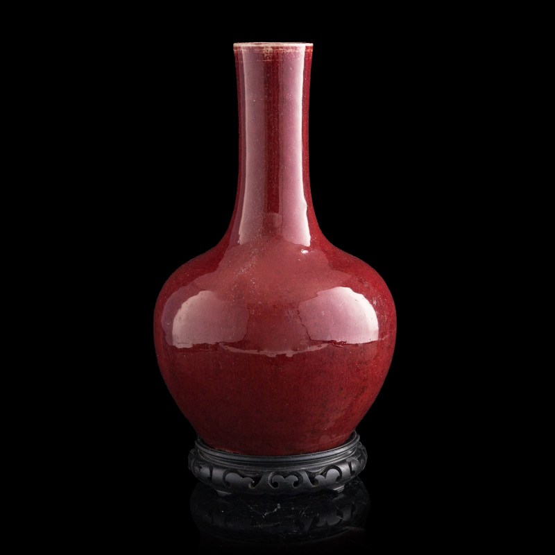 十九世紀早 紅釉天球瓶（附木座） | A Chinese red-glazed tianqiuping vase, early 19th century - 图2