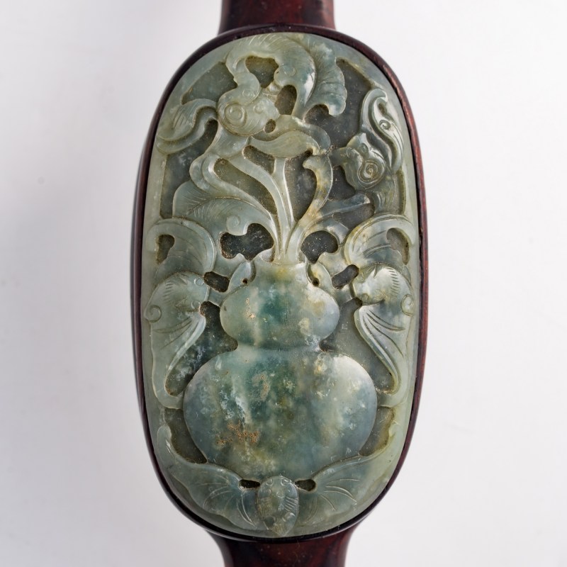 清乾隆 硬木三鑲玉如意 （附原配硬木玻璃罩） | A Chinese hardwood ruyi scepter with three jade mounts, Qianlong period, Qing dynasty - 图4