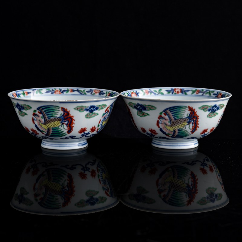 清康熙 瑞麓山房款青花五彩團鳳紋碗一對（附原配木盒） | A pair of Chinese blue and wucai 'phoenix' bowls, Kangxi period, Qing dynasty - 图3