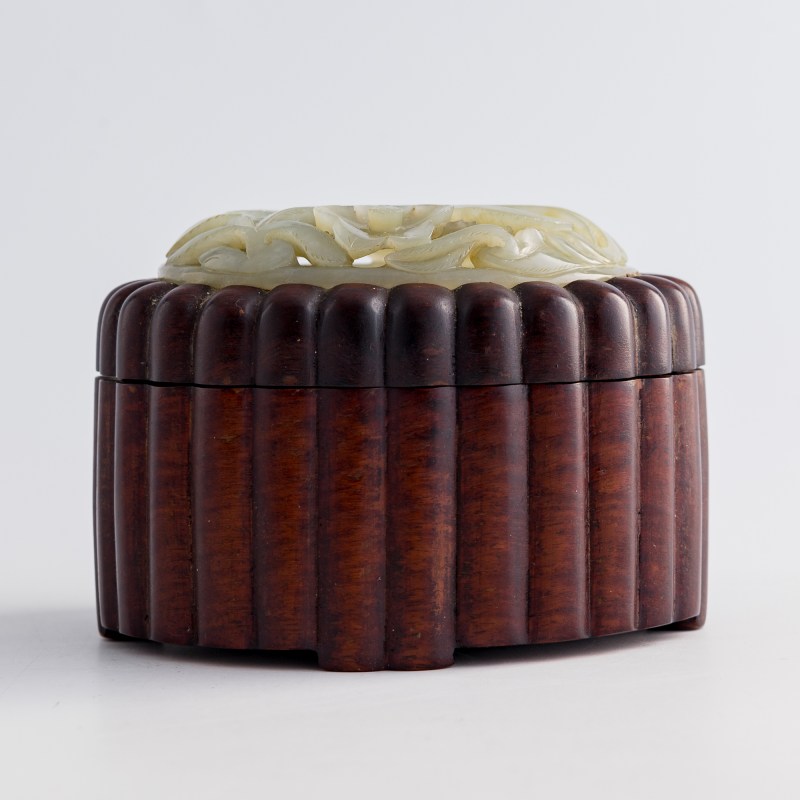硬木鑲明代玉瓦頭蓋盒 | A Chinese hardwood box mounted with a Ming dynasty jade plaque - 图4