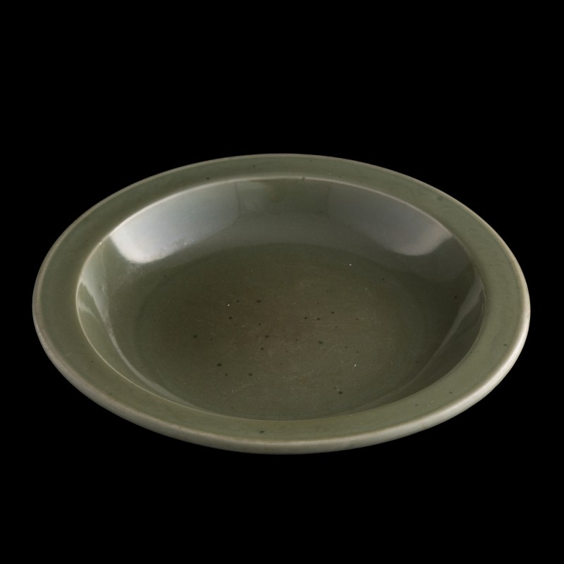 明代 龍泉刻花折沿大盤（附盒） | A Chinese carved Longquan celadon charger with everted rim, Ming dynasty - 图2