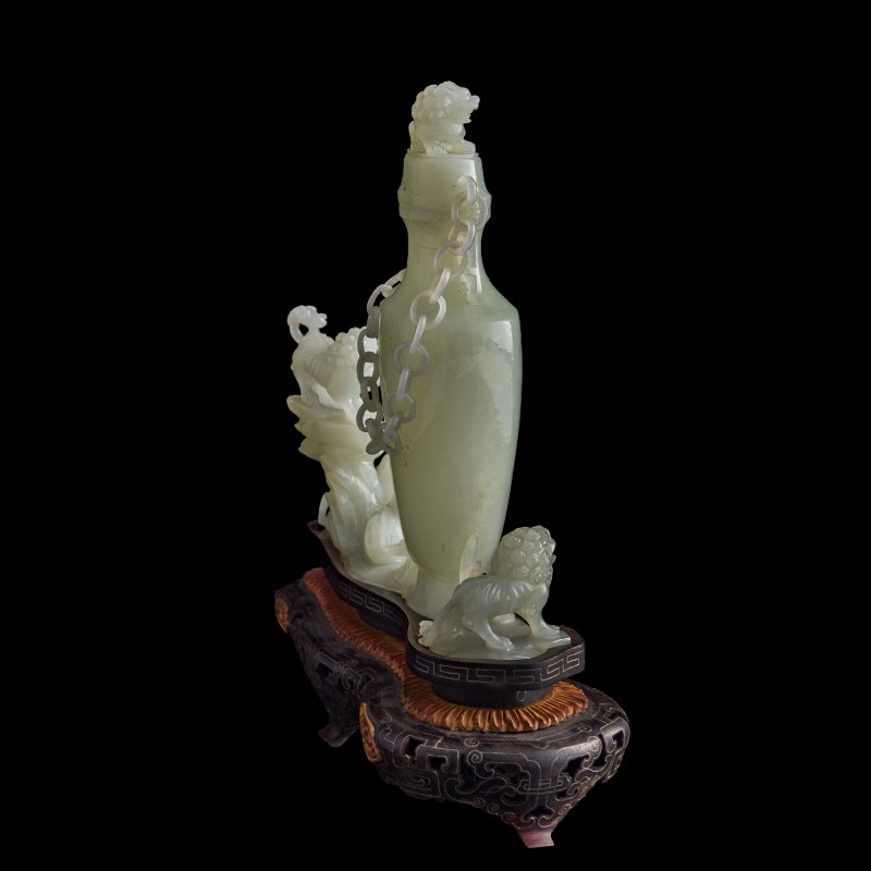十九世紀 白玉雕五獅鏈條蓋瓶（附硬木座及錦盒） | A Chinese white jade 'five lions' lidded vase with loose chain, 19th century - 图4