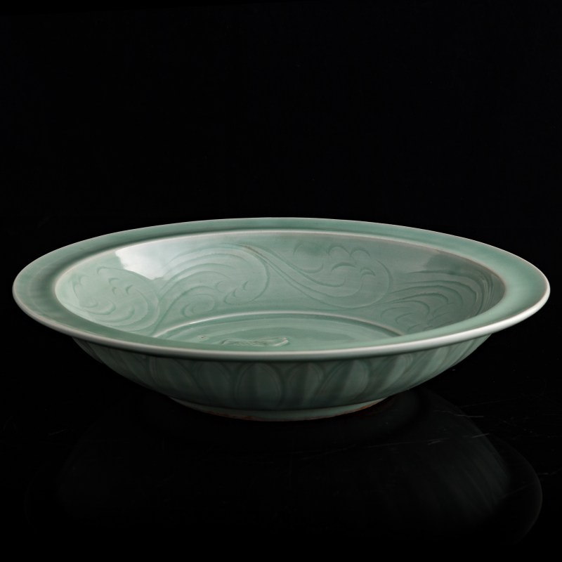 龍泉窑青釉雙魚折沿大盤 | A Chinese Longquan celadon 'twin fish' charger with everted rim - 图4