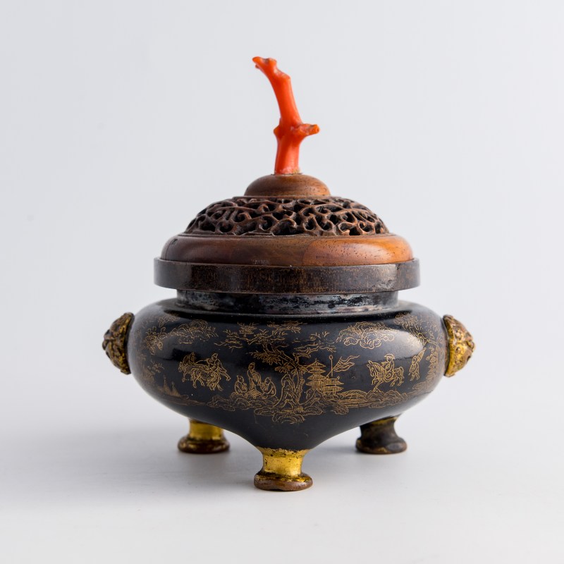 清乾隆 烏銅走金獸耳三足熏爐（配硬木透雕蓋） | A Chinese gold-inlaid darkened copper tripod incense burner, Qianlong period, Qing dynasty