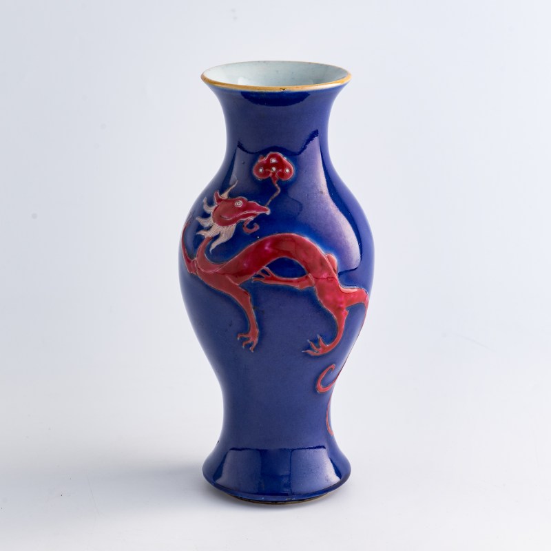 十九世紀 霽藍釉礬紅龍紋瓶 | A Chinese blue-glazed iron-red 'dragon' vase, 19th century - 图1
