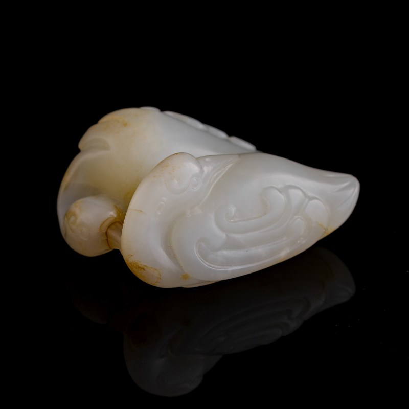 十八世紀 白玉鴛鴦挂墜 | A Chinese white jade mandarin duck-form ornament, 18th century - 图4
