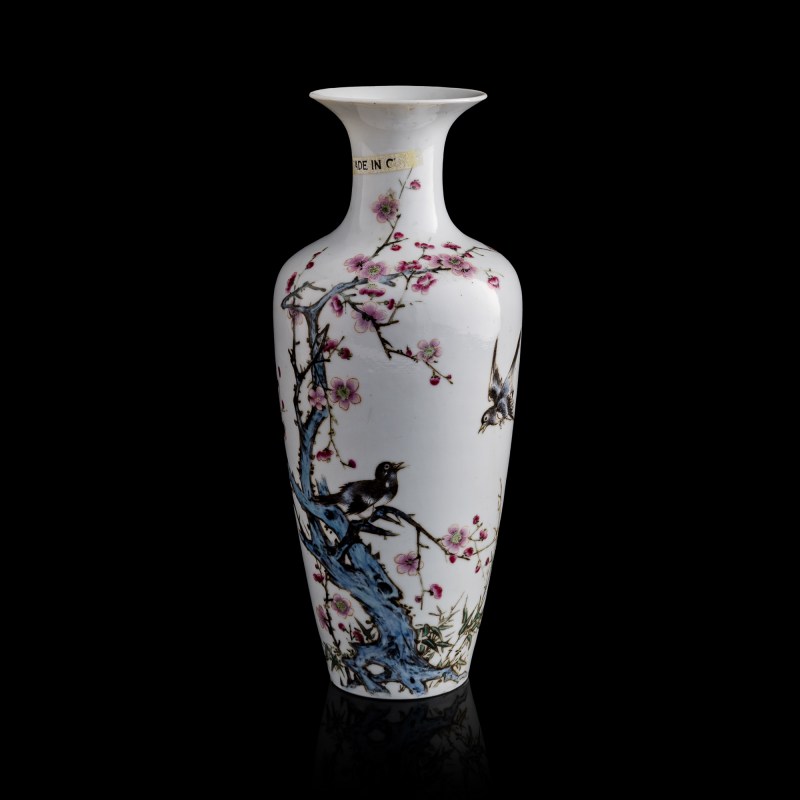 民國 粉彩喜鵲登梅瓶 | A Chinese famille rose 'Magpies and Prunus' vase, Republic period - 图1