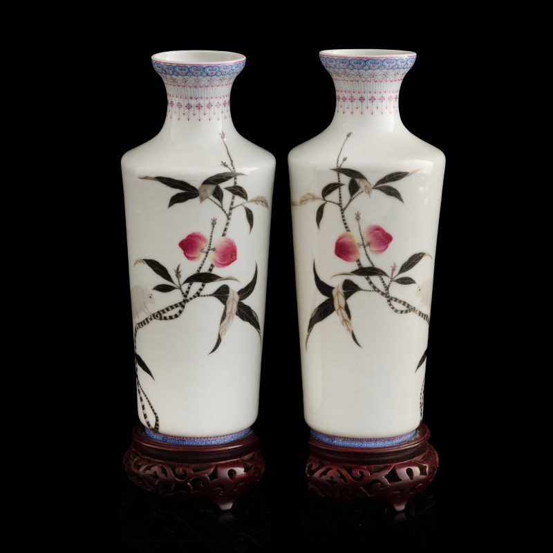民國 仿珐琅彩壽桃松鼠瓶一對（附木座及錦盒） | A pair of Chinese falangcai-style 'peaches and squirrels' vases, Republic period - 图1