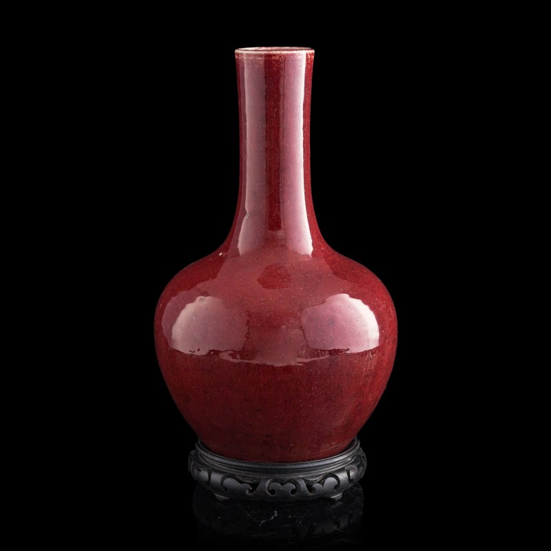 十九世紀早 紅釉天球瓶（附木座） | A Chinese red-glazed tianqiuping vase, early 19th century - 图3