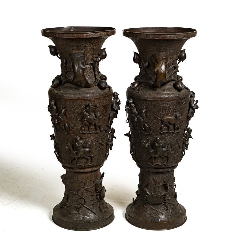 十八世紀 銅群仙祝壽圖像耳大瓶一對 | A pair of Chinese bronze 'immortals' elephant-head-handled vases, 18th century - 图4