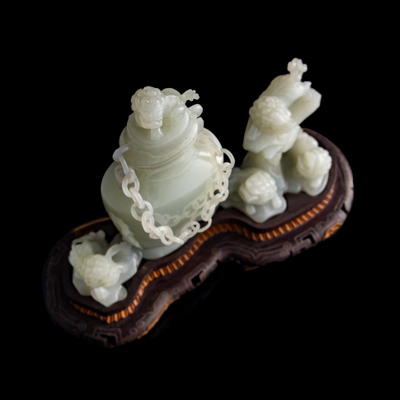 十九世紀 白玉雕五獅鏈條蓋瓶（附硬木座及錦盒） | A Chinese white jade 'five lions' lidded vase with loose chain, 19th century - 图5