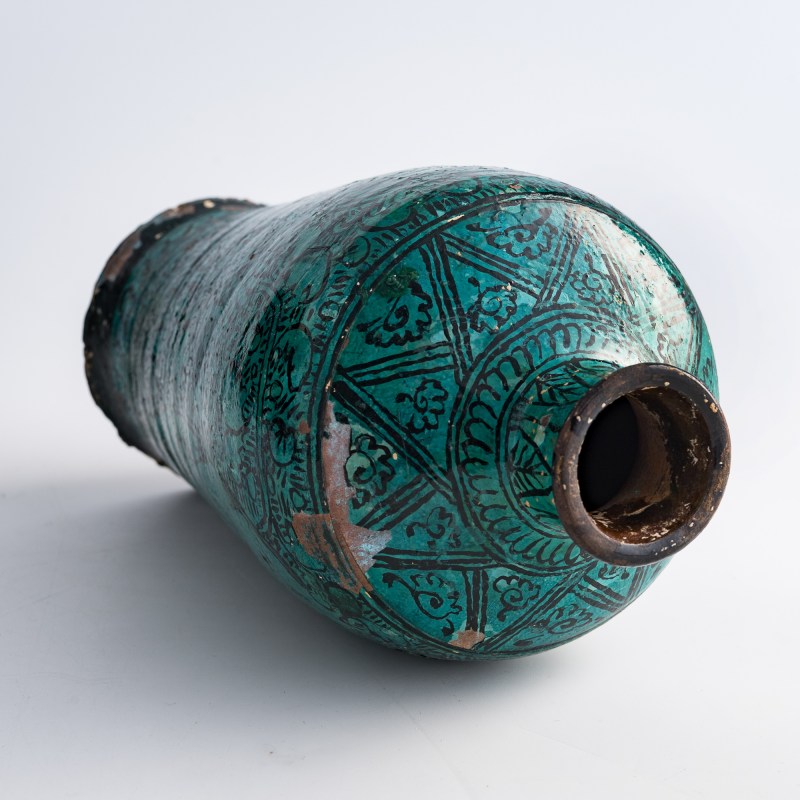 元代/明代 磁州窑孔雀綠釉黑彩纏枝牡丹紋梅瓶（附盒） | A Chinese Cizhou peacock-green-glazed meiping vase, Yuan/Ming dynasty - 图6