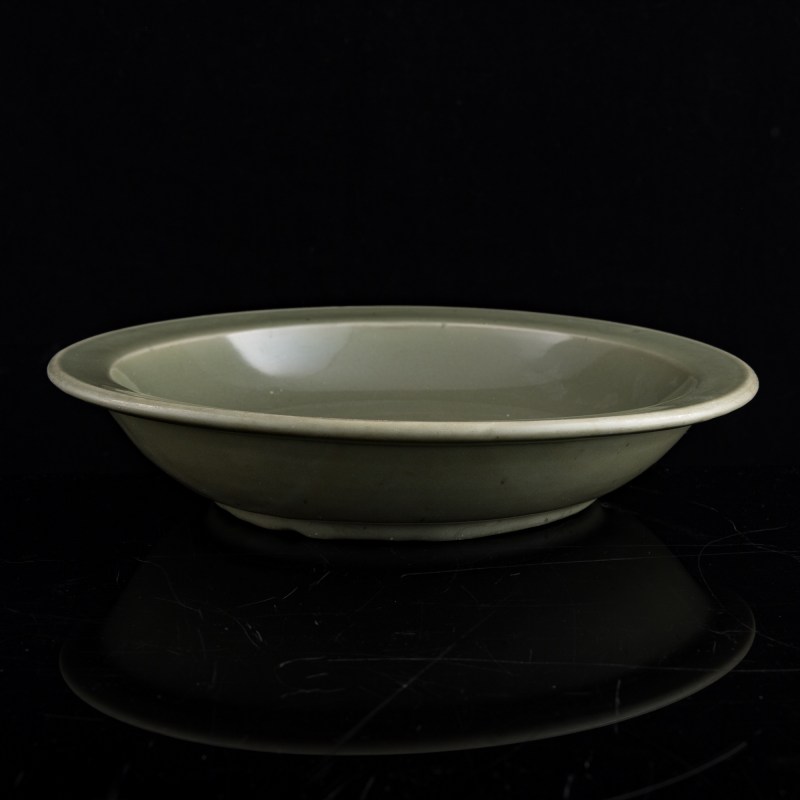 明代 龍泉刻花折沿大盤（附盒） | A Chinese carved Longquan celadon charger with everted rim, Ming dynasty - 图3